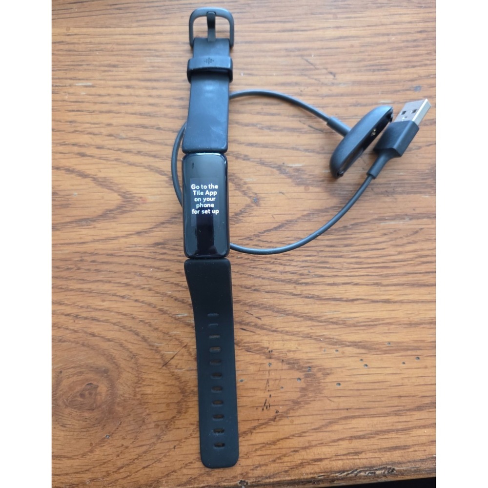 Fitbit Luxe Fitness/Wellness Tracker Stress Management Black/Graphite & Charger
